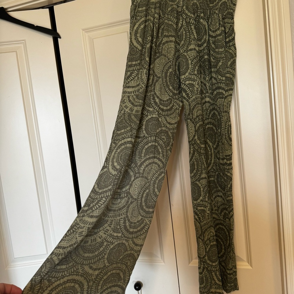 Fun lightweight patterned pants, wider leg. Size M